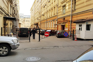 Проход с Козицкого переулка
